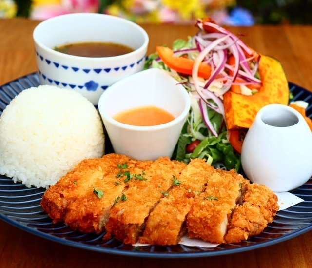 とんかつ茶屋　アオイオト