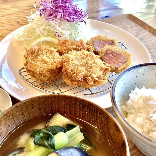 定食の店 にこまつ。