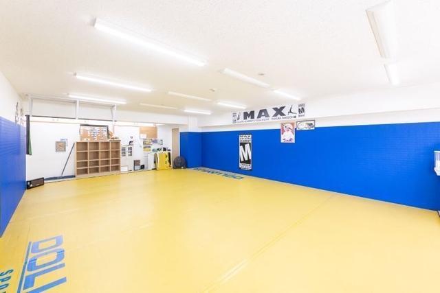 爽やかでモダンな黄色とブルーの明るい道場