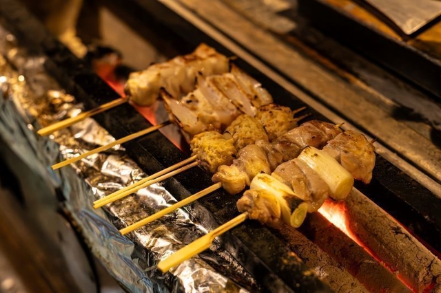 一番人気は炭火で焼きあげる焼き鳥！